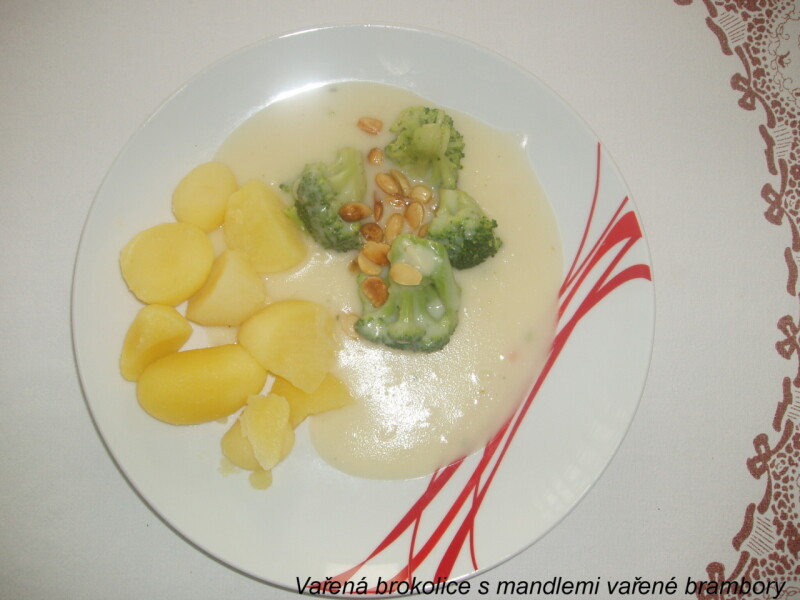 Vařená brokolice s mandlemi vařené brambory
